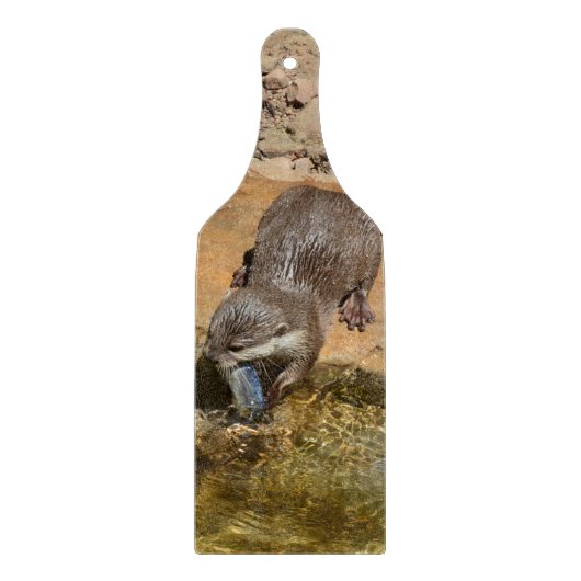 Planche À Découper **"Fête de Pondside : Un Otter et son Catch"** (Devant)