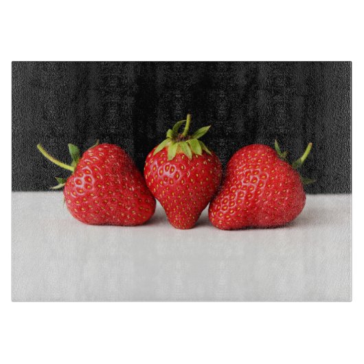 Planche À Découper Fraises sur fond noir sur blanc cba (Devant)