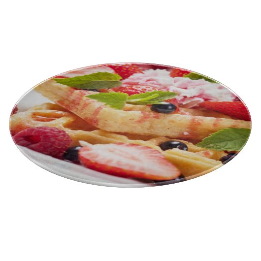 Planche À Découper Gâteau de gaufre avec la baie fraîche (Coin)