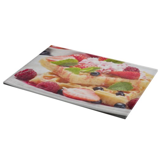 Planche À Découper Gâteau de gaufre avec la baie fraîche (Coin)