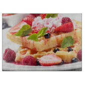 Planche À Découper Gâteau de gaufre avec la baie fraîche (Devant)