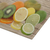 Planche À Découper Graphique de fruit d'agrumes sur fond effet bois (Coin)