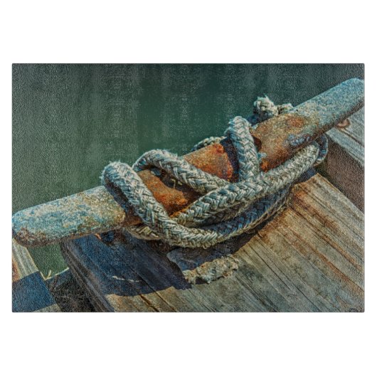 Planche À Découper Gros plan sur une bitte d'amarrage de bateau et un (Devant)