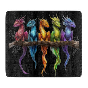 Planche À Découper Groupe Arc-en-ciel de bébés dragons sur fond noir