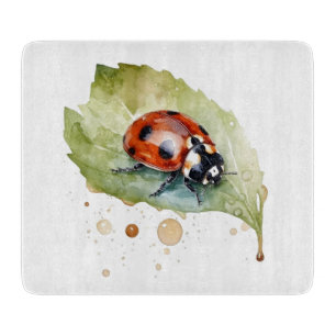Planche À Découper Ladybug assis sur une feuille d'aquarelle vibrante