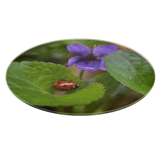 Planche À Découper Ladybug sur les fleurs de violet doux (Coin)