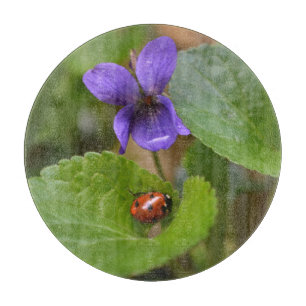 Planche À Découper Ladybug sur les fleurs de violet doux