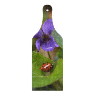 Planche À Découper Ladybug sur les fleurs de violet doux
