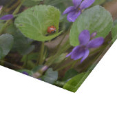 Planche À Découper Ladybug sur les fleurs de violet doux (Coin)