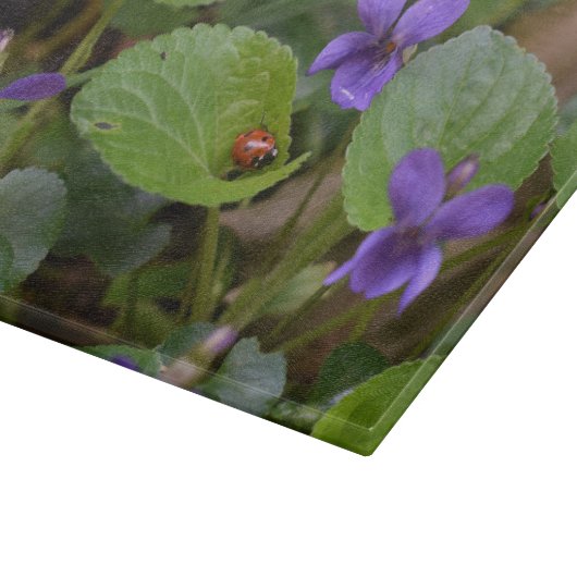 Planche À Découper Ladybug sur les fleurs de violet doux (Coin)