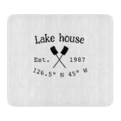 Planche À Découper Lake house et. Date année coordonnées personnalisé (Devant)
