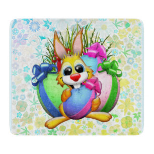 Planche À Découper Lapin drôle mordant un œuf de Pâques