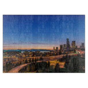 Planche À Découper L'autoroute I-5 et le centre de Seattle au crépus