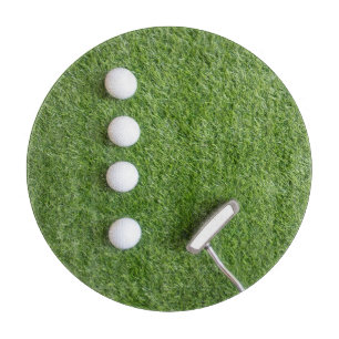 Planche À Découper Les balles de golf sont sur l'herbe verte