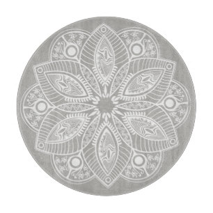 Planche À Découper Mandala blanc exotique sur Arrière - plan gris