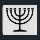 Planche À Découper Menorah juive (symbole du judaïsme)<br><div class="desc">Ce dessin illustre une menorah, utilisée par les Juifs pour célébrer les huit jours fériés d'Hanoukka. La menorah est un chandelier à neuf branches qui est allumé pendant Hanoukka. Huit des neuf branches ont des lumières (bougies ou lampes à huile) qui symbolisent les huit nuits du jour férié ; chaque...</div>