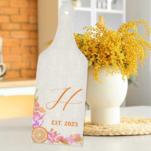 Planche À Découper Monogramme Floral De Fruits Orange Lumineux Établi