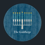 Planche À Découper Nom de famille personnalisé Blue Hanoukka Menorah<br><div class="desc">Célébrez Hanoukka avec une touche moderne en utilisant ce design bleu profond avec une menorah stylisée avec flammes dorées. Le nom de famille se trouve en contrebas dans une police serif raffinée, ajoutant une touche personnelle et festive. Parfait pour l'hébergement de vacances, ce design est idéal pour les familles qui...</div>