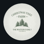 Planche À Découper Nom de famille personnalisé Christmas Tree Farm Re<br><div class="desc">Servez un peu d'esprit de vacances avec notre planche à découper personnalisée! Doté de votre nom de famille et d'un design rétro de la ferme de Noël en vert sauge,  il est parfait pour les rassemblements festifs et ajouter une touche de charme saisonnier à votre table.</div>