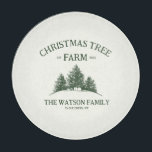 Planche À Découper Nom de famille personnalisé Christmas Tree Farm Re<br><div class="desc">Servez un peu d'esprit de vacances avec notre planche à découper personnalisée! Doté de votre nom de famille et d'un design rétro de la ferme de Noël en vert sauge,  il est parfait pour les rassemblements festifs et ajouter une touche de charme saisonnier à votre table.</div>