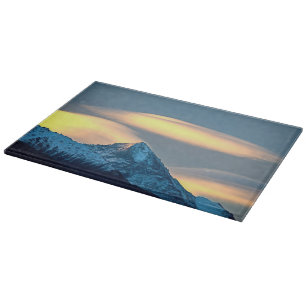 Planche À Découper Nuages Uniques Au-Dessus Des Montagnes Couvertes D