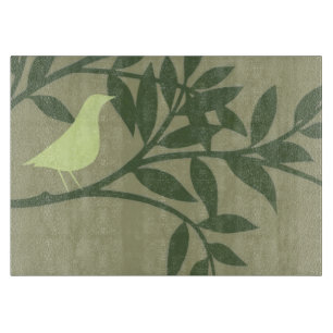 Planche À Découper Oiseau vert perché sur une branche verte