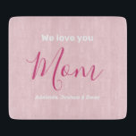 Planche À Découper On t'aime maman | Noms personnalisés des enfants<br><div class="desc">On t'aime maman | Personnalisé Nom Enfants Design minimaliste Rose. Une typographie douce, féminine, simple, moderne et élégante. Le texte est "Nous t'aimons", "Maman" et "Tes noms". Tout le texte peut facilement être changé en vos propres messages adorables. Commandez cette planche à découper chic aujourd'hui pour express votre amour et...</div>
