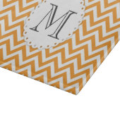 Planche à découper orange de monogramme de Chevron (Coin)