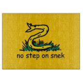 Planche À Découper Pas de pas sur les mèmes de serpent Gadsden parodi (Devant)