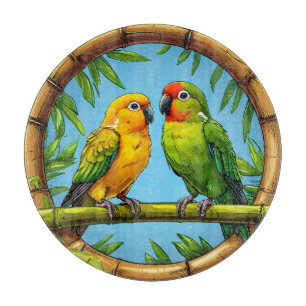 Planche À Découper Perroquets Colorés Posés sur un Cadre en Bambou