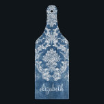 Planche À Découper Sapphire Blue Vintage Damask Modèle et nom<br><div class="desc">Un motif vintage avec tableau de bord et dentelle. Regardez de près les fleurs et les feuilles.Un design tendance avec les couleurs de bijoux et l'élégance. Les éléments sont plus faciles à customiser lorsque vous remplacez tout le texte et les photos en premier. Si votre art doit encore être ajusté,...</div>