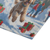 Planche À Découper Scène de Noël enneigée avec un Bernedoodle festif (Coin)