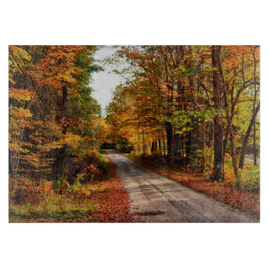 Planche À Découper Sentier boisé avec feuillage d'automne (Devant)