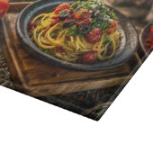 Planche À Découper Spaghetti Puttanesca avec tomates fraîches et oliv (Coin)