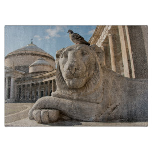 Planche À Découper Statue de lion devant une église historique