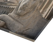 Planche À Découper Statue de lion devant une église historique (Coin)