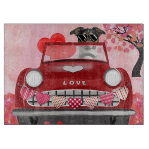 Planche À Découper Terre-Neuve dans une voiture avec des coeurs