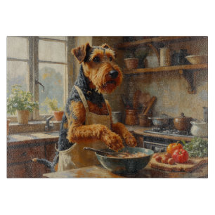 Planche À Découper Terrier Airedale faisant la cuisine dans la cuisin