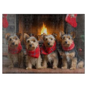 Planche À Découper Terrier Australien au coin de la cheminée de Noël