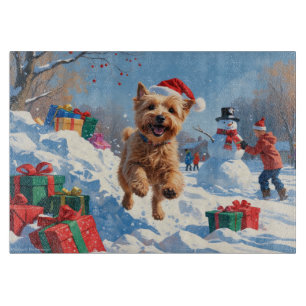 Planche À Découper Terrier Wheaten courant dans la neige avec un chap