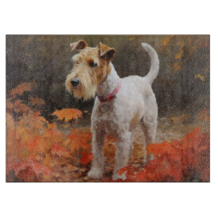 Planche À Découper Terrier Wirefox dans les feuilles d'automne chute