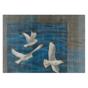 Planche À Découper Trois mouettes blanches volant au-dessus de l'eau