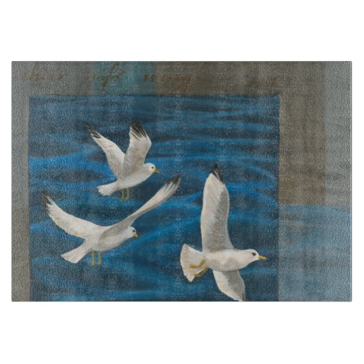 Planche À Découper Trois mouettes blanches volent au-dessus de l'eau (Devant)