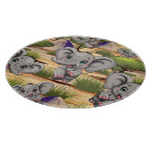 Planche À Découper Un bébé éléphant qui sonne heureux dans la savane  (Coin)