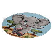 Planche À Découper Un bébé éléphant qui sonne heureux dans la savane  (Coin)