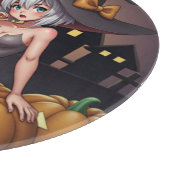 Planche À Découper Une sorcière d'Halloween aux yeux verts sur Jack-O (Coin)