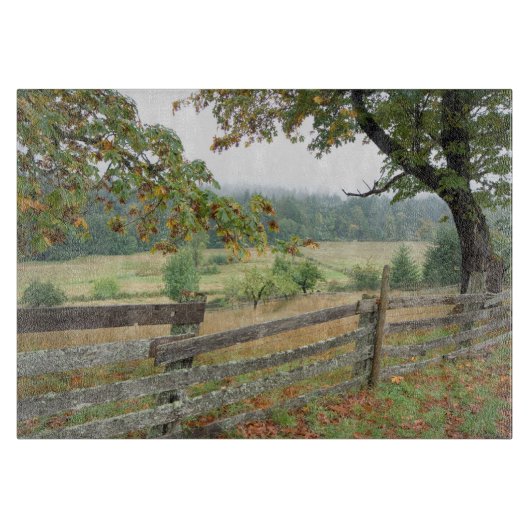 Planche À Découper Vieille Clôture Dans Une Ferme (Devant)