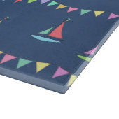 Planche À Découper Ville côtière voiliers et motif de fanions bleu (Coin)