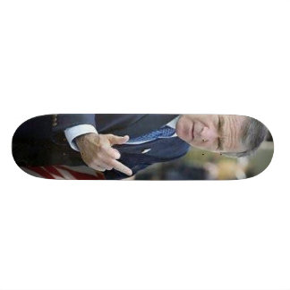 Planches à roulettes de doigt moyen de George Bush