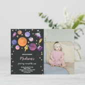 Planeten en raketschip verjaardagsuitnodiging kaart (Staand voorkant)